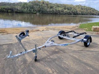 <b>AL4.2M13A</b><BR>Suits aluminium boats up to 4.4m. Optional roller version available.