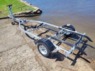 <b>AL4.6M13A</b><BR>Suits Aluminium boats up to 4.7m. Optional roller version available.