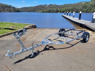 <b>AL4.8M13A</b><BR>Suits Aluminium boats up to 4.9m. Optional roller version available.